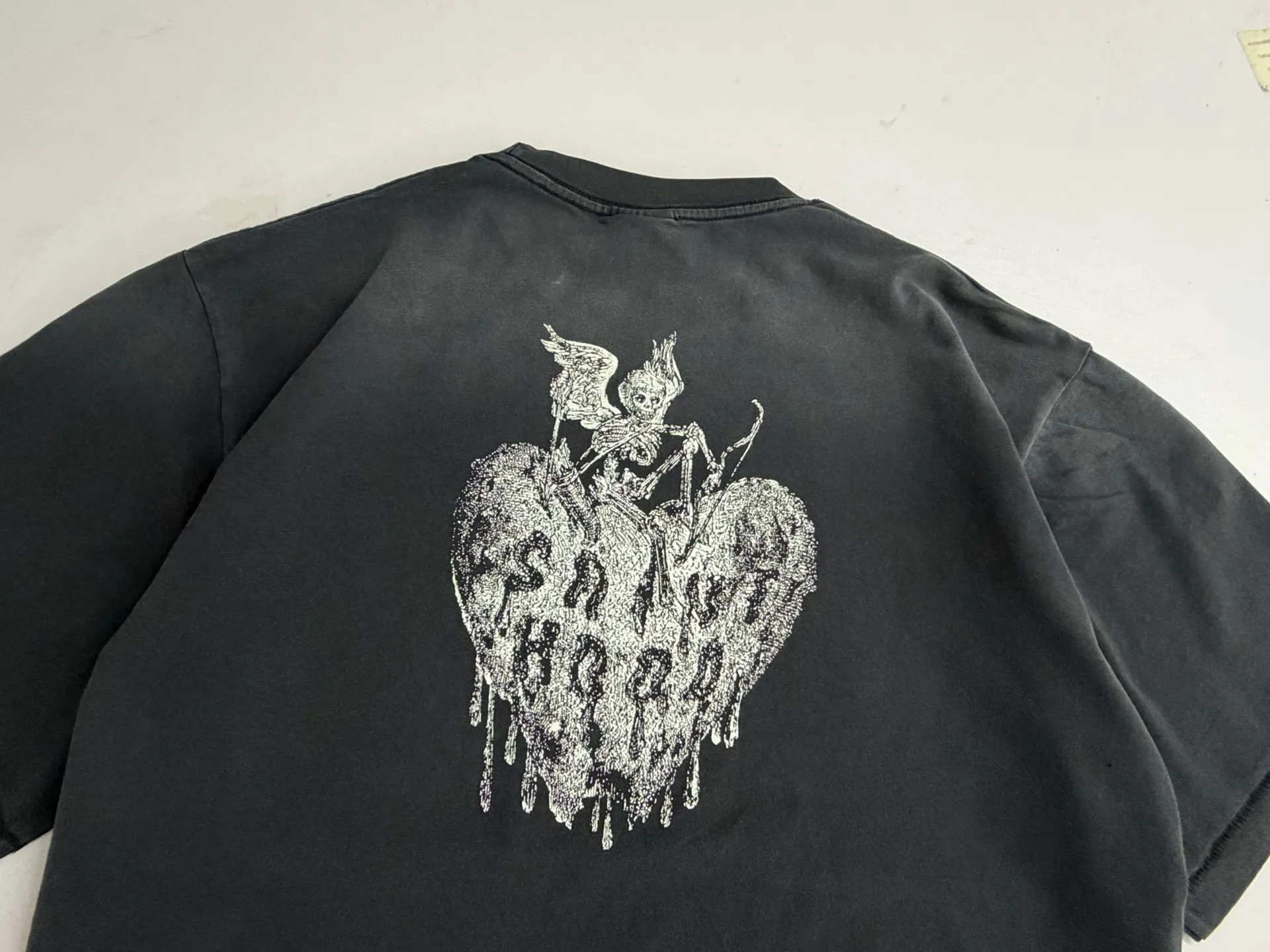 ❥8038#P140 Saint Mxxxxxx ✖️Neighborhood co-branded new model [Angel Skull Love] is made of double yarn double-ply cotton batik fabric 290 grams, comfortable and breathable to wear. Stiff silhouette, full of street feel, loose fit. Craftsmanship: semi-water slurry printing + graffiti + spray coding, batik and wash. Size: (S-M-L-XL) Color: Washed black